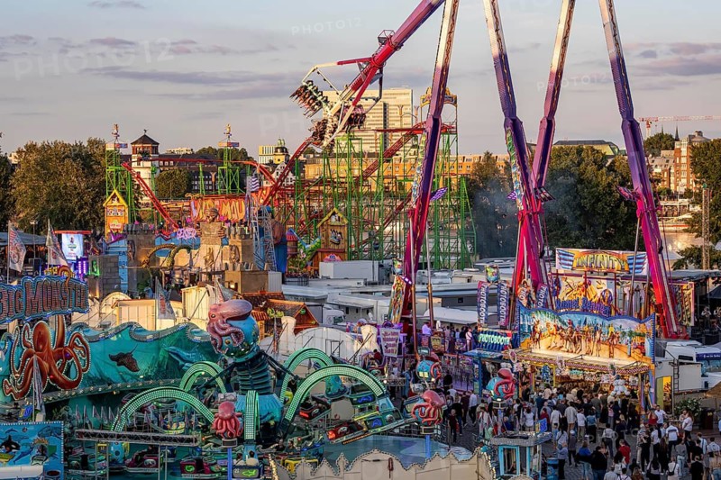 Rhine fair in the Rheinwiesen in Düsseldorf-Oberkassel, view towards the banks of the old town, rides, fairground stands, full aisles, lots of visitors, North Rhine-Westphalia, Germany