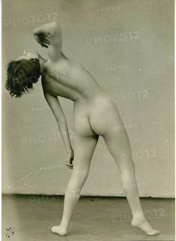 Nude, dance, nude dance, gymnastics, movement, twenties, A naked woman in an elegant pose depicting grace and movement in black and white, Selma Genthe, Dresden, around 1928