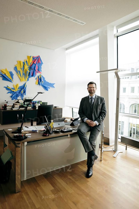 Marco Buschmann (FDP), Bundesminister der Justiz, aufgenommen im Rahmen eines Interview fue NBR in Berlin, 12.12.2023