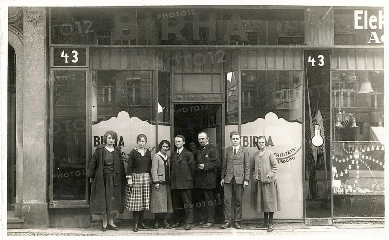 BIRHA, electricity goods, wholesaler, Berlin, Charlottenburg, Mommsenstr. 43, shop, profession, twenties, employee, Menachem pear tree, Jewish, murdered in Auschwitz 1893-1944, illustrator, portraitist, second right, brother Uriel pear tree, poet, people posing in front of a shop window with electrical goods, lamps, around 1931