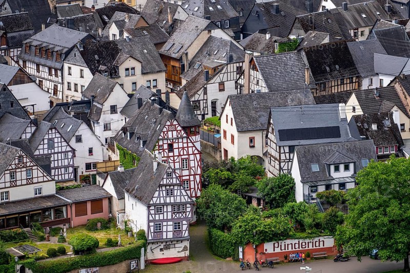 The wine town of Pünderich, in the district of Cochem-Zell, on the Moselle, half-timbered houses in the old town, Rhineland-Palatinate, Germany