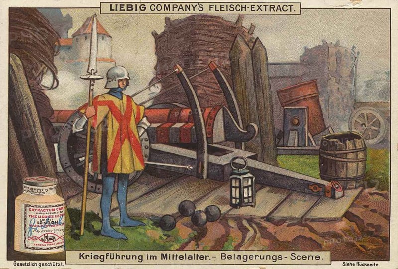 Picture series Warfare in the Middle Ages, a medieval bombardment, siege gun, on a wooden base. A guard in a yellow-red tunic stands with a lance next to it, Liebigbild, digitally restored reproduction of a collector's painting from around 1900, exact date unknown