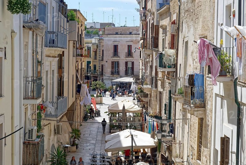 Street life in Bari Veccia, the old town of the southern Italian city of Bari. Bari, Apulia, Italy