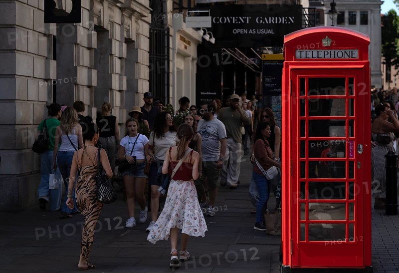 Red telephone box, people in the pedestrian zone, Covent Garden, Westminster, West End, London, England, Great Britain