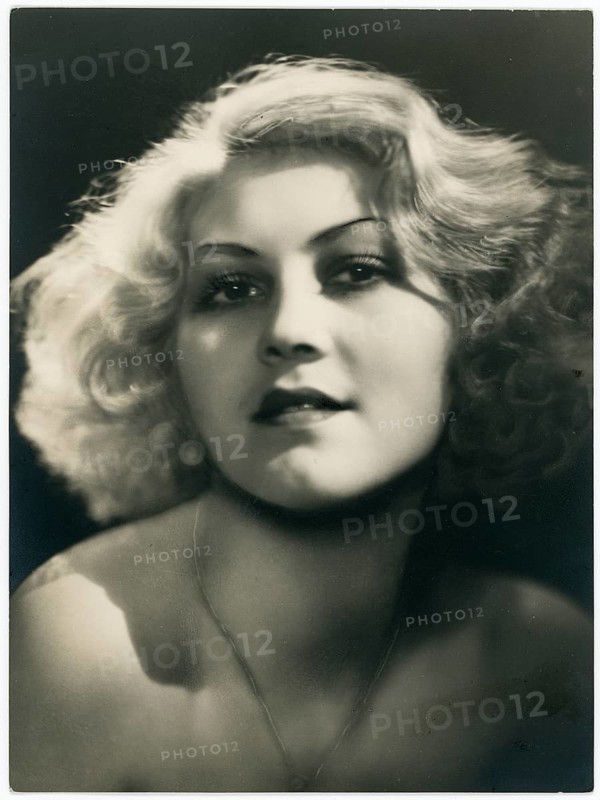 Thora Wells, dancer, Casino de Paris, cabaret, revue, portrait, vintage portrait of a woman with wavy hair in a soft light, twenties, Studio Manassé, around 1929