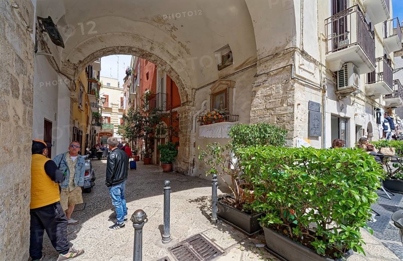 Tourists in Bari Veccia, the old town of the southern Italian city of Bari. Bari, Apulia, Italy