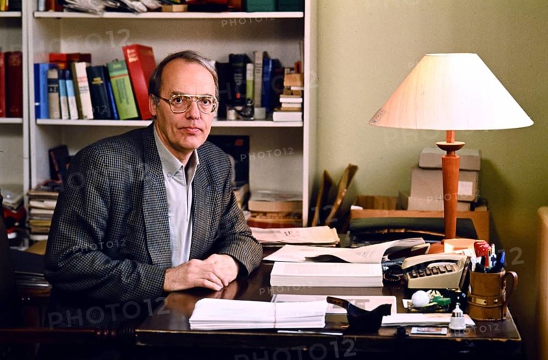 Hans Halter, journalist, in his office