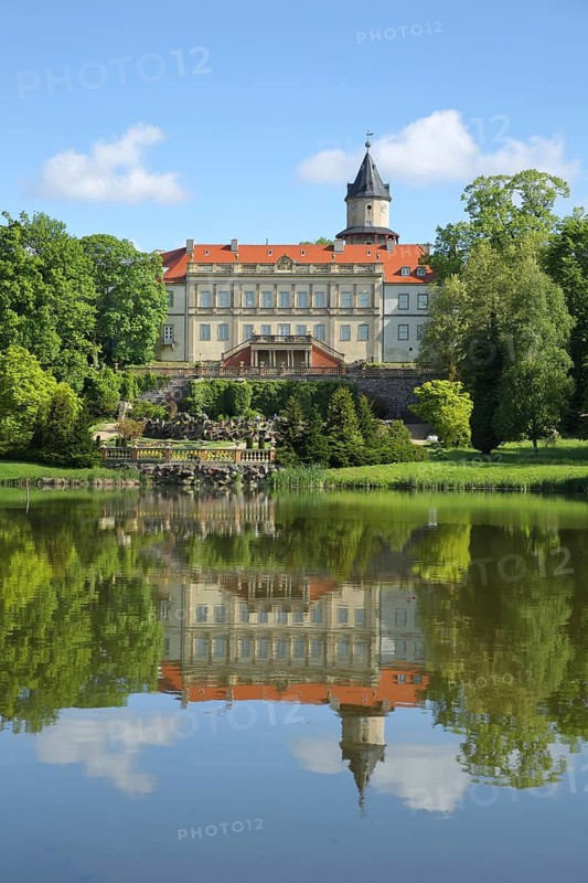 Castle park with pond and castle, reflection, Wiesenburg-Mark, Fläming, Brandenburg, Germany