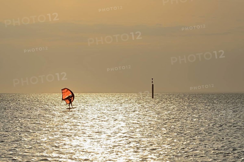 Recreational sports, water sports, wingfoil surfers in the evening light on the North Sea, Norddeich, Lower Saxony, Germany