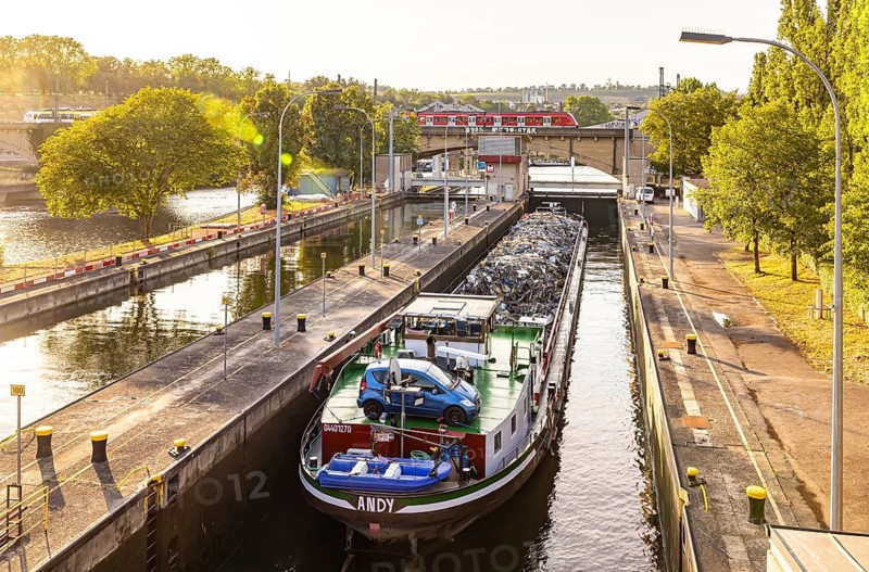 Bad Cannstatt lock. Barge on the Neckar. Stuttgart, Baden-Württemberg, Germany