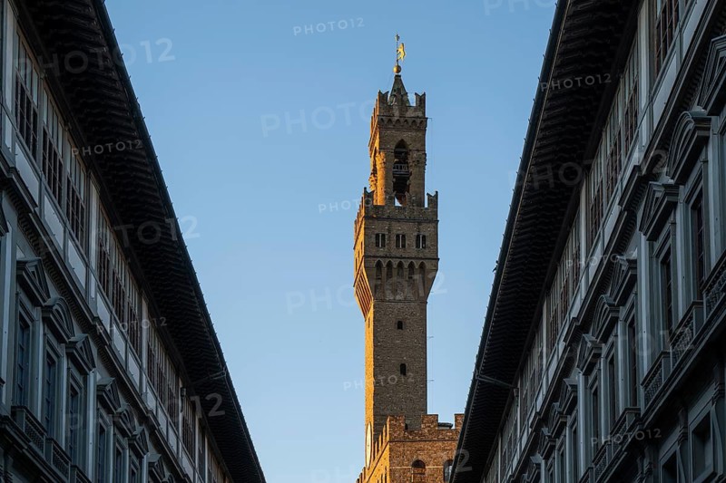 Uffizi wing, Italian Galleria degli Uffizi, art museum, behind the tower of the Palazzo Vecchio in the evening light, old town, Florence, Tuscany, Italy