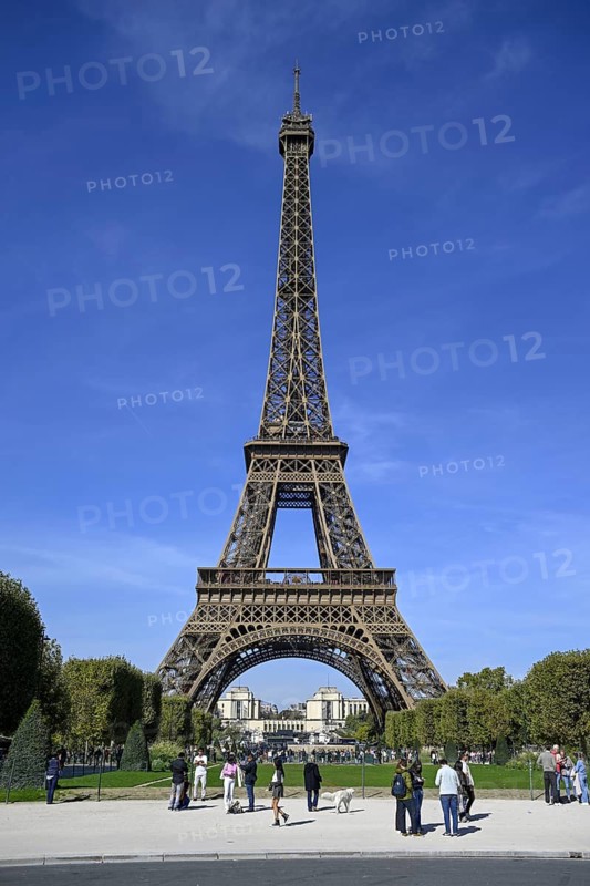 Tourists in front of the Eiffel Tower, Champ de Mars, Paris, Île-de-France region, France
