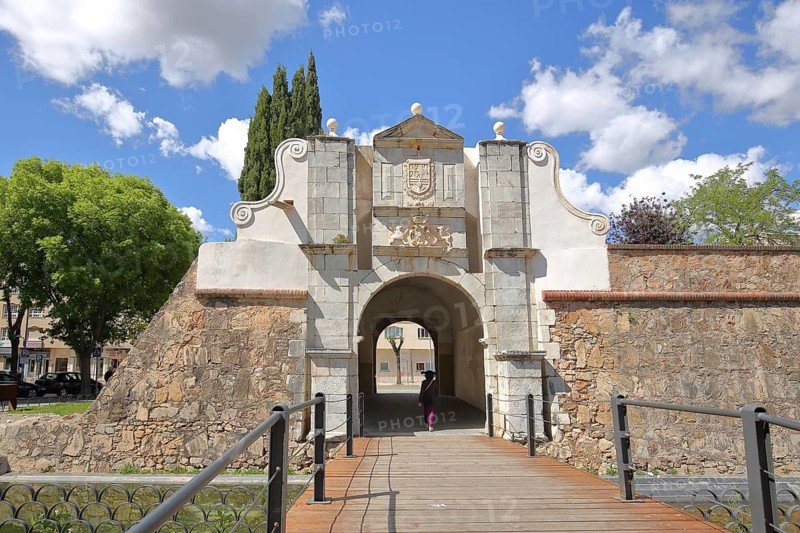 City gate with archway, Puerta del Pilar, Parque Ronda del Pila, Badajoz, Extremadura, Spain