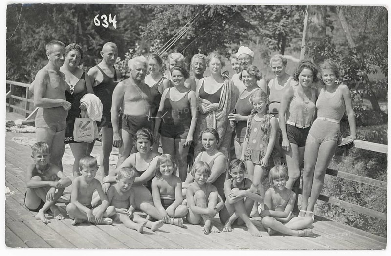 Pörtschach, Wörthersee, Austria, bathing, swimwear, leisure, summer, swimming, woman, men, children, boys, girls, group of people in swimwear posing together and smiling on a wooden walkway, 1930
