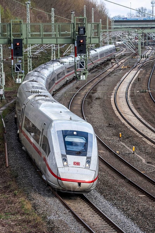 ICE4 train, railway line, 4-track, for local and long-distance traffic between the Rhineland and the Ruhr area, starting section between Essen and Duisburg, here near Mülheim an der Ruhr, North Rhine-Westphalia, Germany