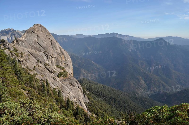 Breathtaking view of mountain peaks and valleys under clear skies, Sequoia National Park, California, USA