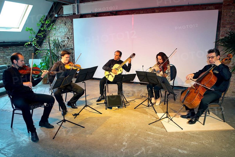 Sebestyen Sztathatosz (violin), Timotej Willewaldt (violin), Salvatore Seminara (guitar), Maria Ronchini (viola), Pierluigi Ruggiero (cello, artistic director), La musica italiana - 200 years of passion and longing with the Ensemble SineQuaNon Berlin, Photo Call for the concerts on 09 + 10 May 2026 at Kühlhaus Berlin and concert hall Am Gendarmenmarkt, Berlin, 09.05.2026