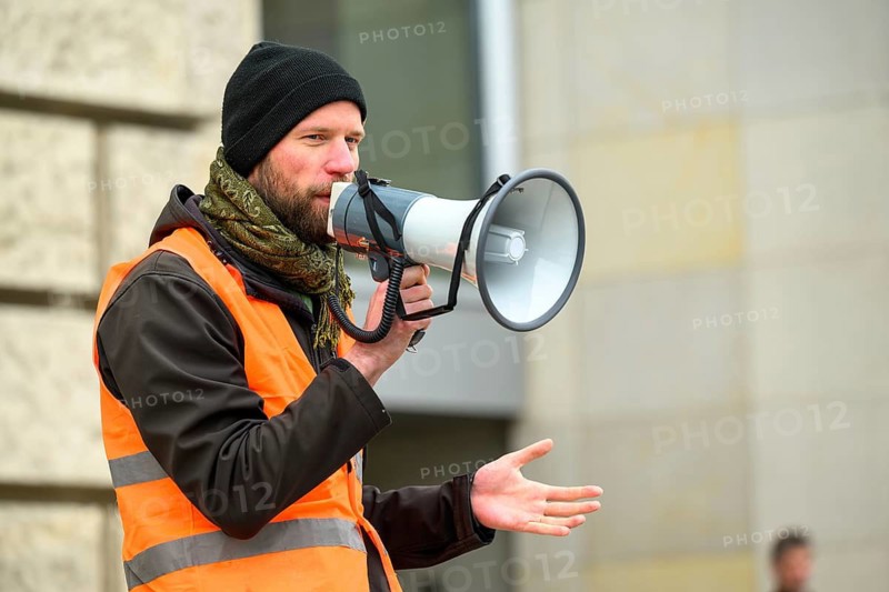 Theo Schnarr trying to revolutionize the New Generation in front of the Reichstag building, Berlin, 24.04.2026