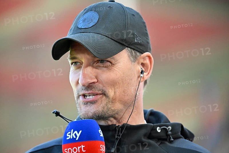 Coach coach Alexander Blessin FC St. Pauli portrait in interview microphone micro logo SKY soccer Bundesliga, Voith-Arena, Heidenheim, Baden-Württemberg, Germany