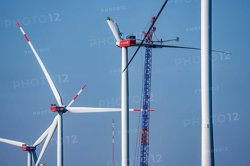 Dismantling a defective wind turbine, dismantling the two intact wings with a large crane, bent blade, in the Bedburg A44n wind farm, in the Garzweiler open-cast mining area, on the A44 motorway, on recultivated lignite mining area, for unknown reasons is a rotor of a Nordex N149/5.7 wind turbine, with a hub height of 164 meters and a total height of 239 meters, an output of 5.7 MW and a rotor diameter of 149 m, bent, the wind turbine is part of a wind farm of a joint venture between the City of Bedburg and RWE Renewables Europe & Australia, North Rhine-Westphalia, Germany