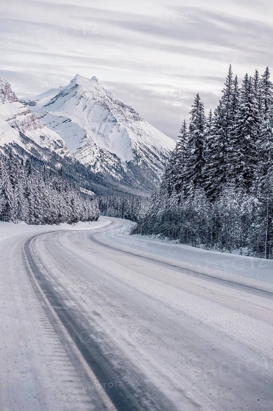 Winter road trip on the Icefields Parkway with lots of snow and ice, Banff National Park, Jasper National Park, Alberta, Canada