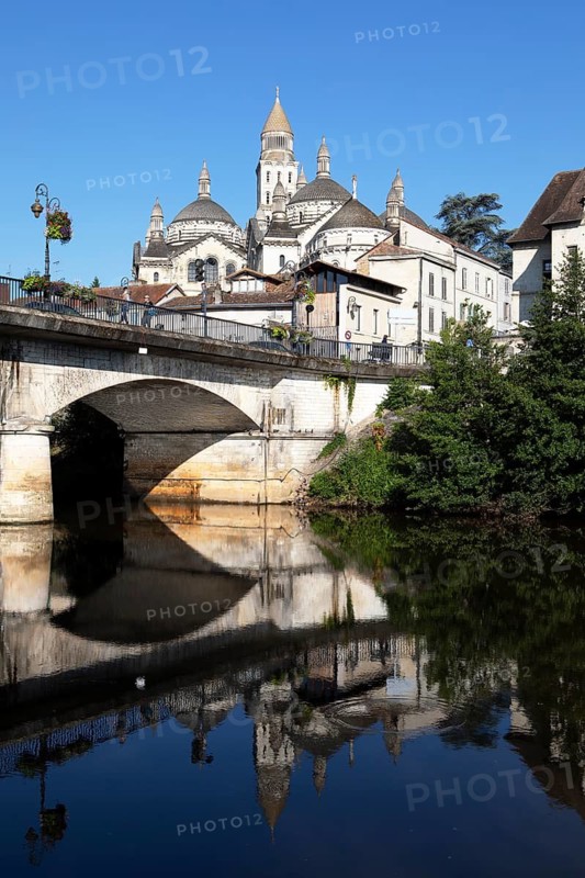 Pont de Barris bridge over the Isle River, Saint-Front Cathedral in the back, Périgueux, Dordogne department, Nouvelle-Aquitaine region, Périgueux arrondissement, Périgord Blanc, France