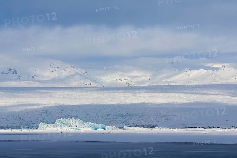 Glacier lagoon, glacial lake, glacier ice, water, snow, winter, Jökulsárlón, Breiðamerkurjökull, Vatnajökull, Iceland, Scandinavia