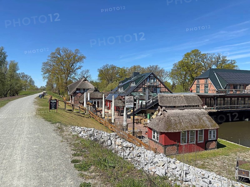 A small village with traditional thatched houses is located on a wide street, Hotel, Alte Fischerkate, Mödlich, Prignitz district, Brandenburg, Germany