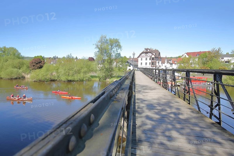 Zweipfennigbrücke built in 1890 across the river Fulda with canoeists, kayaks, footbridge, two-penny bridge, Melsungen, Hesse, Germany