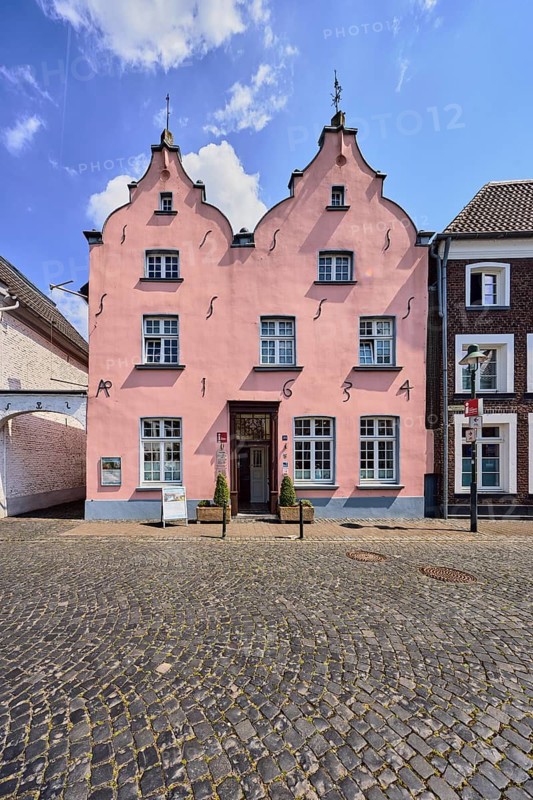 Tourist Information, Schwalm-Nette nature park Park Center, Old Town, Historic City Center, Historic Building House Püllen, Façade with Windows and Wall Anchors, Tail Gable, Street, Paving Stones, Blue Sky, Cumulus Clouds, Feldstraße, Wachtendonk, Kleve District, North Rhine-Westphalia, Germany