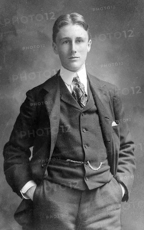 Franklin D. Roosevelt as a young man aged 18, Groton, Massachusetts, USA, April 1900 Franklin D. Roosevelt (30 January 1882, New York - 12 April 1945, Warm Springs, USA) was a member of the US Democratic Party and the 32nd President of the United States. His presidency lasted from 1933 to 1945 and he is one of the most important presidents. He was confronted with many crises during his term of office. Domestically, the Great Depression threatened the standard of living of large sections of the American population. He successfully combated the crisis with the 'New Deal'. He also introduced social security and a minimum wage in the USA. In terms of foreign policy, his time in office was dominated by the Second World War. On 7 December 1941, the Japanese air force attacked the US Pearl Harbor in Hawaii and Italy and Germany declared war on the USA. With his involvement in Europe and Asia, he led the USA out of the previous American policy of isolationism. Unfortunately, he experienced the...