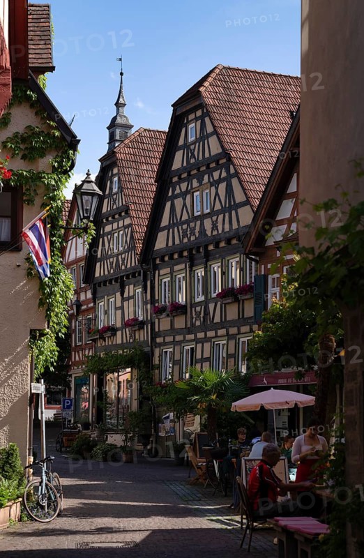 People in restaurants, cafés, Entengasse, half-timbered houses, old town, Besigheim an der Enz, Baden-Württemberg, Germany