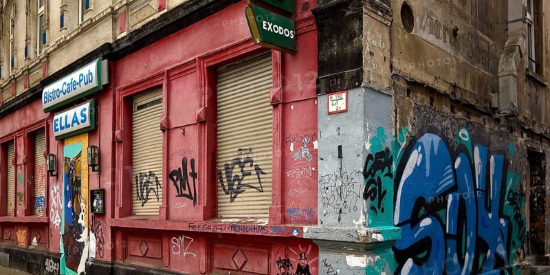 Decaying façade smeared with graffiti, scrap property in a difficult district, Gelsenkirchen, Ruhr area, North Rhine-Westphalia, Germany