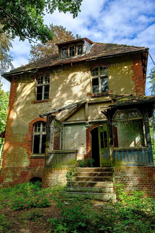 Dilapidated former residential building, former lung hospital and lost place health resort Grabowsee, Oranienburg, Brandenburg, Germany