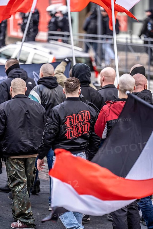 The neo-Nazi group Jung und Stark, JS, demonstrates in the city centre of Essen, demanding the remigration of foreigners, chanting Deutschland den Deutschen Ausländer raus, approx. 150 ultra right-wingers, dressed in black and wearing typical scene clothing, several groups demonstrate against the Nazi march, Essen, North Rhine-Westphalia, Germany