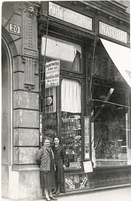 Vienna, Favoritenstr. 20, 10th district, shop, sales, perfumery, drugstore, natural flowers, Two woman standing in front of a perfumery, shop window showing products and historic architecture, 1929