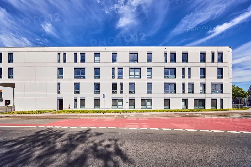 Town hall, modern architecture, commercial building, façade with windows, sidewalk, street, lawn, blue sky, cirrus clouds, Unterwallstraße, Moers, Wesel district, North Rhine-Westphalia, Germany