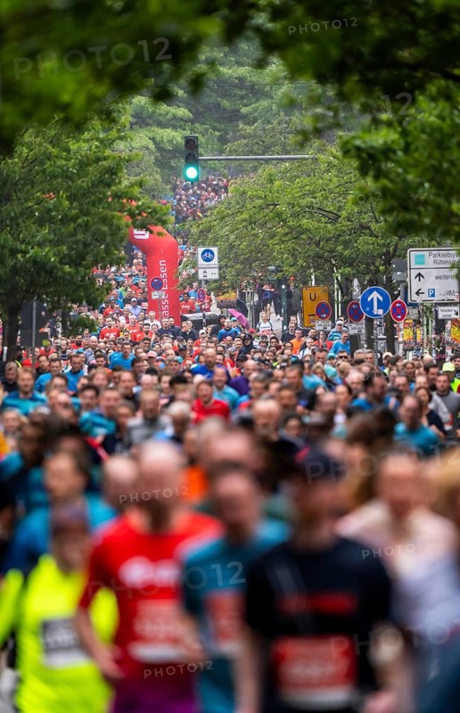 The Essen company run, traditional run, 5 KM running course through the Rüttenscheid district, with many spectators, over 14, 000 participants in 3 running waves, major event, Essen, North Rhine-Westphalia, Germany