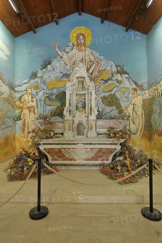 Chancel with mural of Chapelle des Pénitents Blancs, interior view, church, Penitents, mountain village, Les Baux-de-Provence, Alpilles, Bouches-du-Rhône, Provence, France