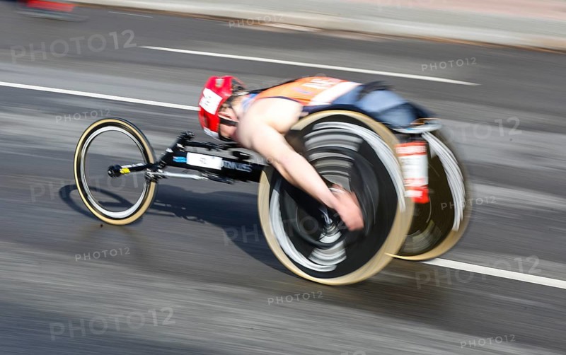 A wheelchair user gives everything during the Generali Berlin Half Marathon, 29.03.2026, Berlin, Berlin, Germany