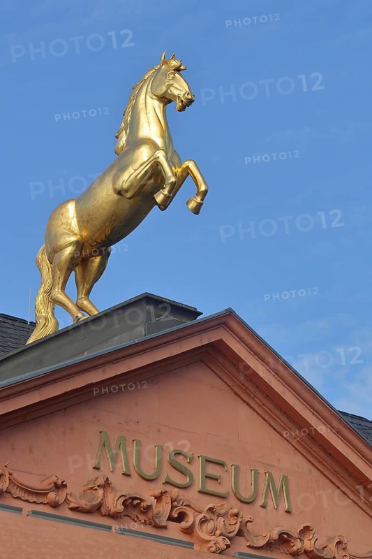 Golden horse figure by sculptor Heinz Müller-Olm on the roof of the museum, golden, golden, horse, inscription, gable, Landesmuseum, Altstadt, Mainz, Rhine-Hesse region, Rhineland-Palatinate, Germany