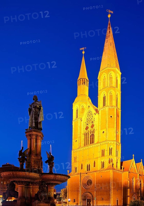 Henry's Fountain in honour of Henry the Lion in the evening in front of St. Catherine's Church, Braunschweig, Lower Saxony, Germany