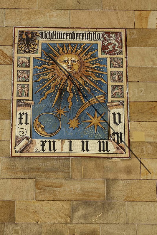 Sundial with saying: not always but right, Liebieghaus, Museumsufer, Schaumainkai, Sachsenhausen, Main, Frankfurt, Hesse, Germany