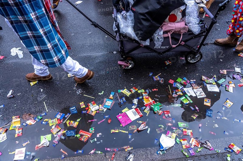 Rose Monday procession in Düsseldorf, remains of camels, confetti, various carnival trash, stuck on the roads along the train path after heavy rainfall, remnants of the procession, North Rhine-Westphalia, Germany