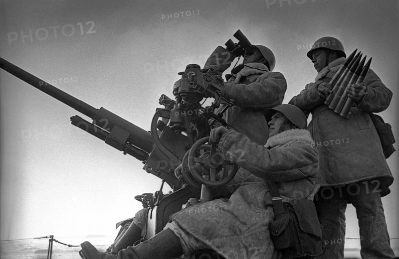 Navy. Soviet soldiers with an anti-aircraft gun, Northern Front, Murmansk, Soviet Union, summer 1941