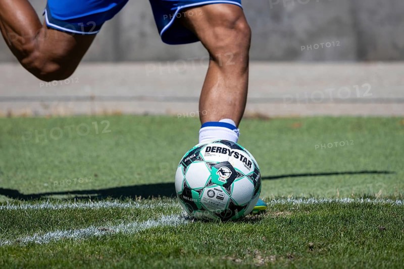 A soccer player kicks a corner kick with the DERBYSTAR BRILLANT APS 3RD LIGA, the official game ball of the third division in the 2026/27 season