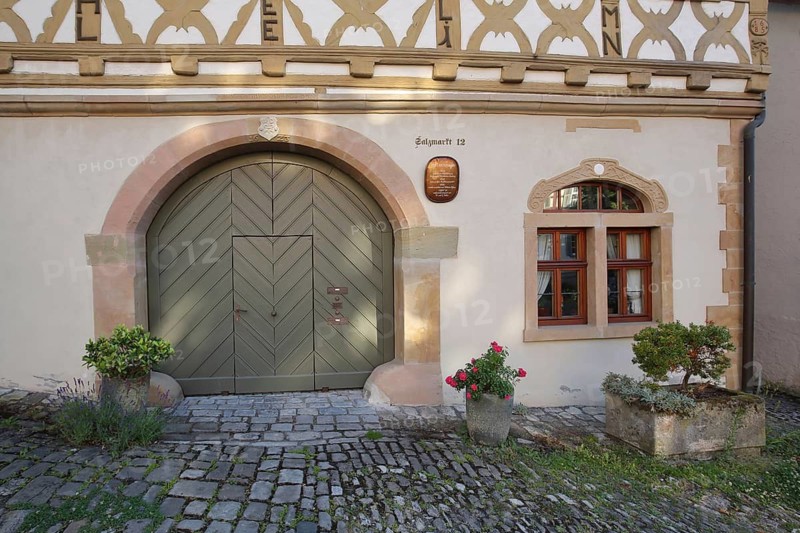 Timbered house with gate built in 1623, Salzmarkt, Königsberg in Bayern, Hassberge, Lower Franconia, Franconia, Bavaria, Germany