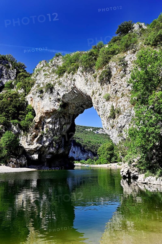 Ardèche river, above it the Pont d'Arc rock gate, Ardèche Gorge, Gorges de l'Ardèche, Vallon-Pont-d'Arc, Rhône-Alpes, France