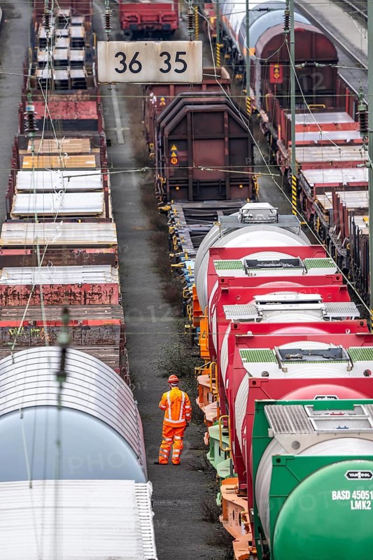 Shunters, check the assembled freight cars at the Hagen-Vorhalle marshalling yard, is one of the 9 largest in Germany, it is located on the Wuppertal-Dortmund railway line and has 40 directional tracks on which freight trains of all types are assembled, North Rhine-Westphalia, Germany