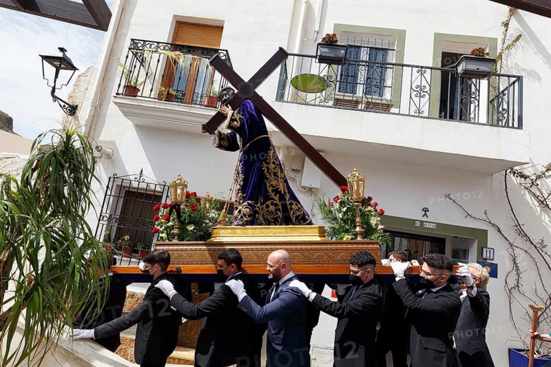 Semana Santa, Good Friday procession, crowd, Christ figure carrying cross, festivities, Mojacar, Mojácar, Almería, Andalucia, Spain